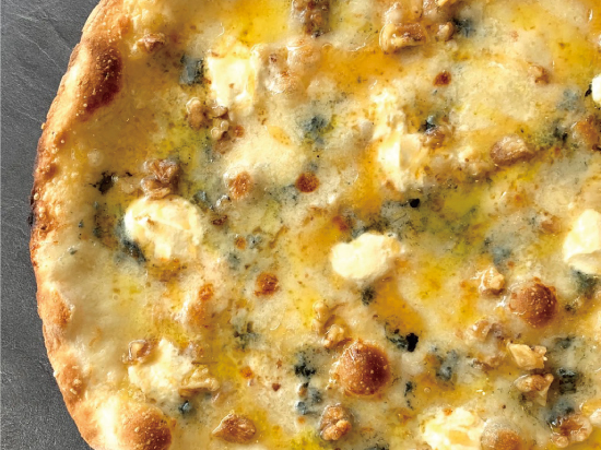 4種のチーズとくるみ蜂蜜・蜂蜜のピッツァ